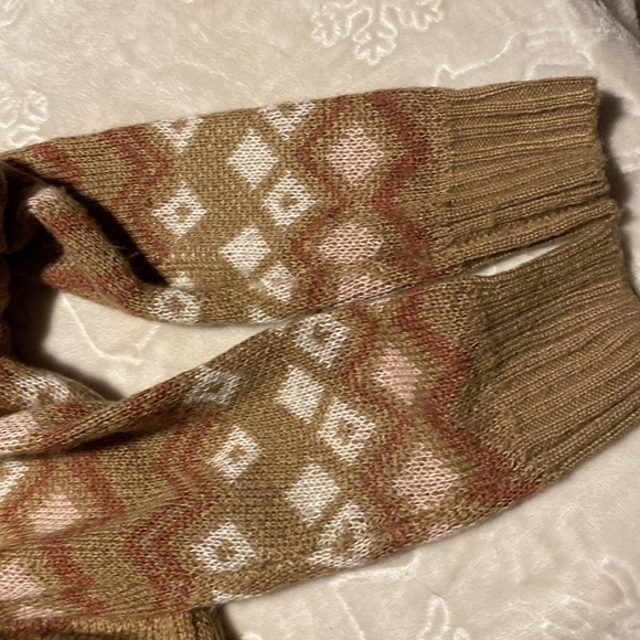 Beautiful Knitted LS - Picture 2 of 4